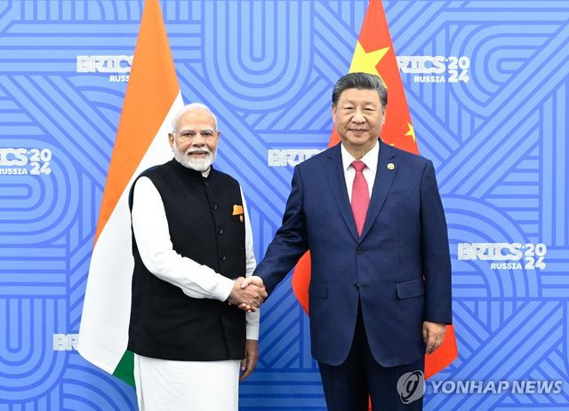 작년 10월 러시아 카잔에서 열린 브릭스 정상회담 당시 악수하는 중국-인도 정상