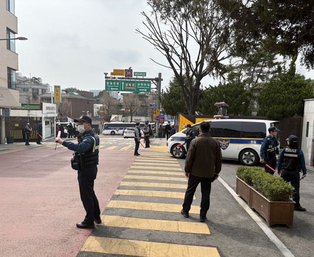 서울 재동초등학교 하교 시간 집중 순찰 중인 경찰