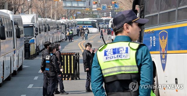 경찰, 헌재 인근 100m '진공 상태'