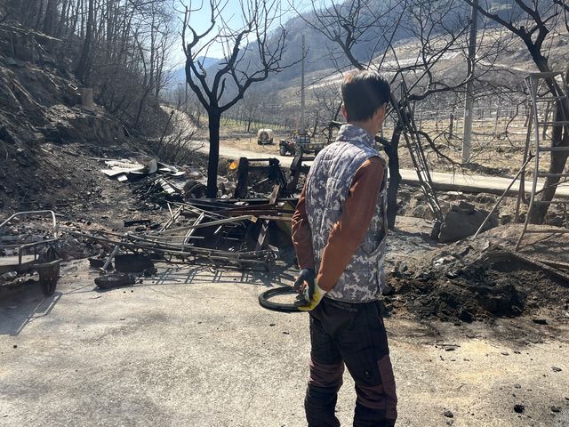 산불 피해 살펴보는 배방리 주민