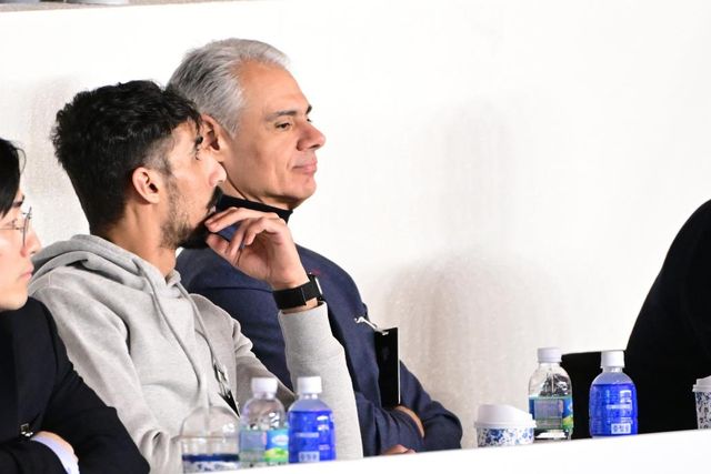 경기 지켜보는 KB손해보험 레오나르도 아폰소(오른쪽) 감독