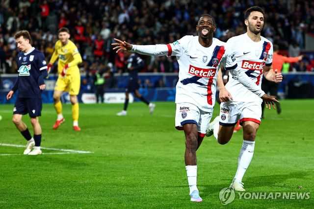 골 세리머니 하는 PSG 뎀벨레.