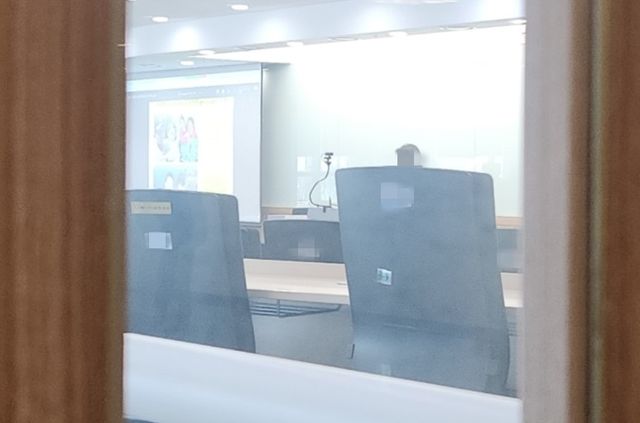 텅 빈 교실에서 진행되는 수업