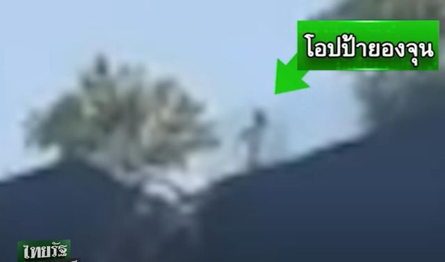 갈라진 구름다리 건너는 권영준 씨 모습