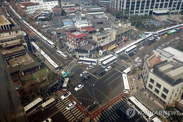헌재 인근 '진공상태' 조기 착수…안국역 일부 출구 폐쇄