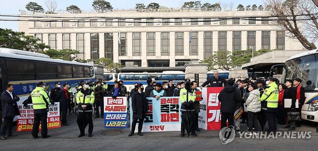 오늘도 둘로 갈라진 헌재 앞