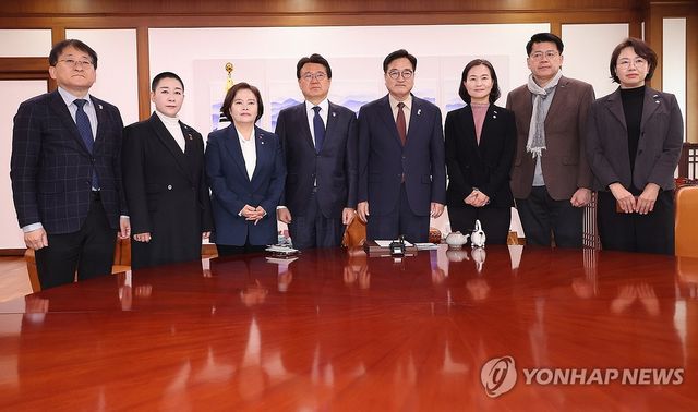 우원식 국회의장과 면담 앞서 기념촬영하는 조국혁신당 의원단