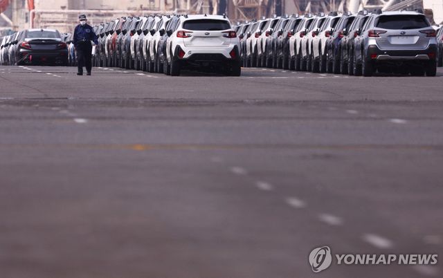 일본 요코하마항에 늘어선 수출용 차량