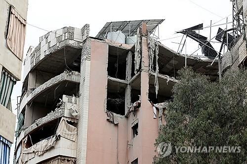 이스라엘군의 폭격으로 부서진 레바논 수도 베이루트 외곽의 한 건물 [로이터 연합뉴스 자료사진] 