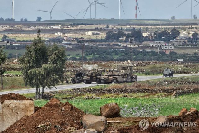 시리아 남부 국경지대에서 이동 중인 이스라엘 전차