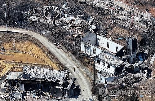 산불에 쑥대밭 된 마을 살펴보는 주민