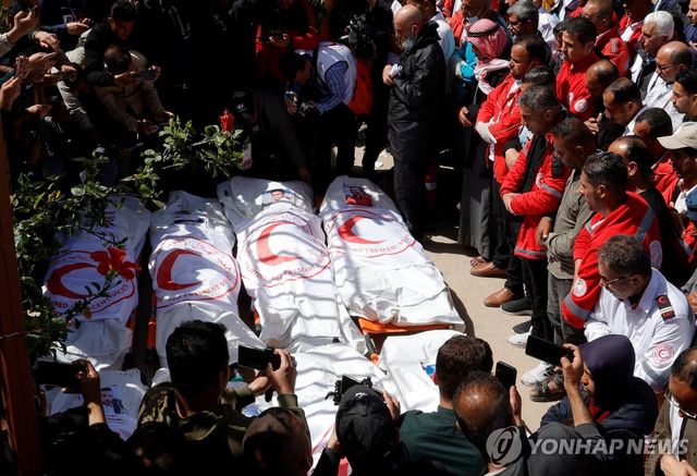 구조 작업 중 숨진 팔레스타인 의료진 추모하는 주민들