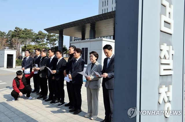 민주당 의원들, 전주지검 항의 방문