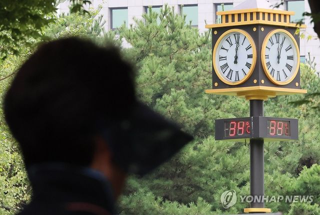 무더위가 계속된 지난해 9월 19일 오후 서울 서초구 몽마르뜨 공원에 설치된 시계탑에 현재 기온이 표기돼 있다. [연합뉴스 자료사진]