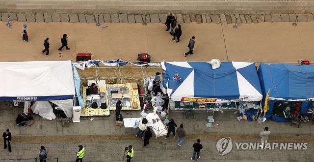강풍에 탄핵 촉구 천막 정리