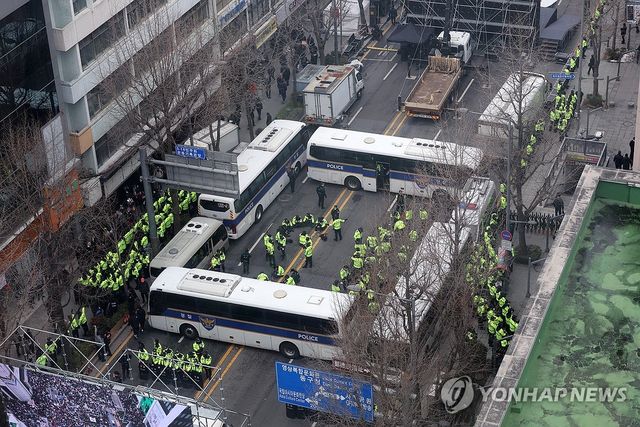 광주서 열린 윤석열 대통령 탄핵 찬반 집회에 경찰 안전관리