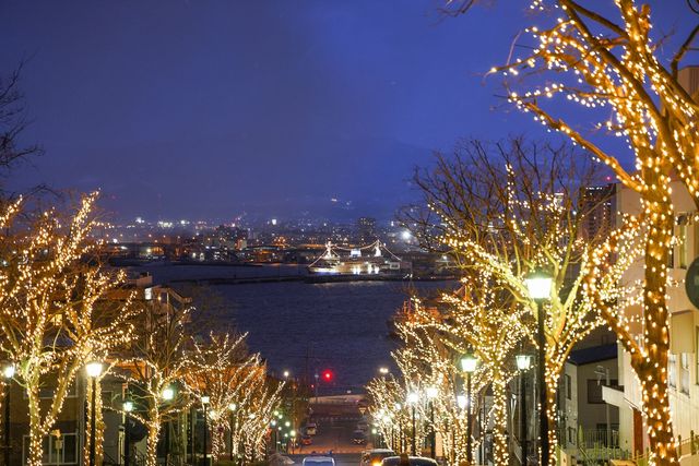 서양식 건물들이 많은 모토마치 거리. 저 멀리 검은 바다와 항구의 불빛이 보인다. [사진/권혁창 기자]