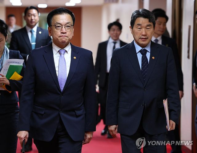 국무회의 참석하는 부총리들