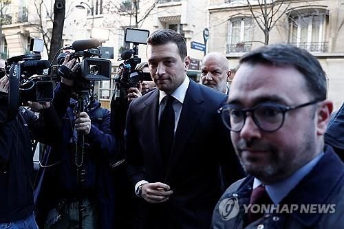 바르델라에 몰린 언론들