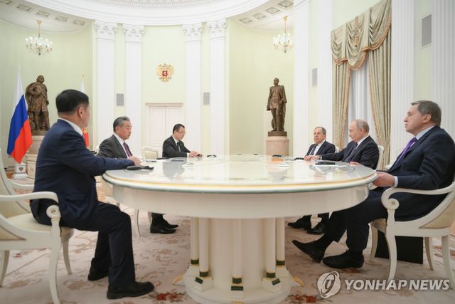 대화 나누는 푸틴 대통령과 왕이 주임