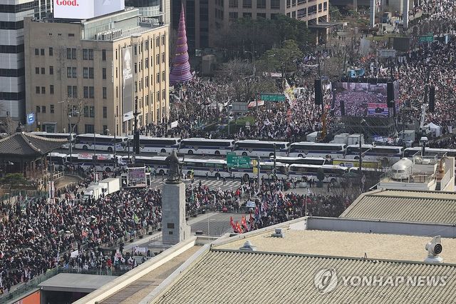 탄핵 찬반 진영 사이 경찰 차벽 세워진 광화문광장