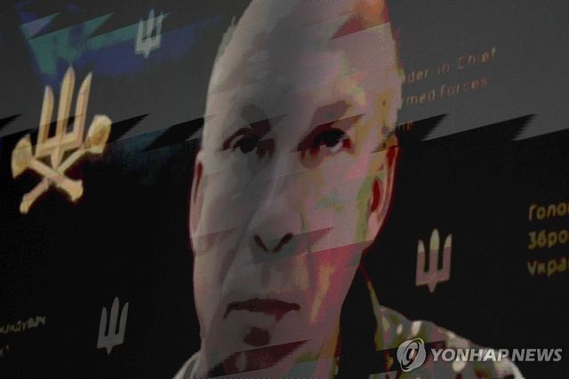 기자회견장에 설치된 화면에 비친 올렉산드르 시르스키 우크라이나군 총사령관의 모습