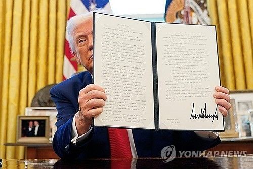 서명한 행정명령서 보여주는 트럼프 미국 대통령