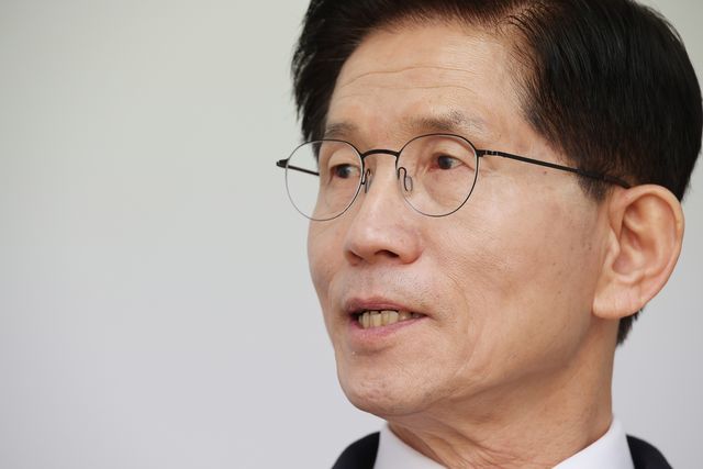 연합뉴스 취재진과 인터뷰하는 김문수 전 장관