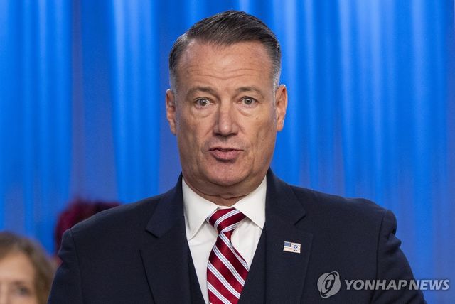 기자회견하는 토드 라이언스 ICE 국장대행