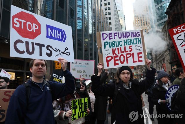 지난 8일 뉴욕에서 정부효율부의 연방기관 축소에 반대하는 시위대