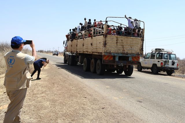 수단 난민 태우고 남수단 렌크 난민촌 향하는 대형 트럭