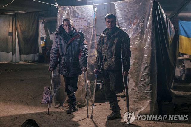 마리우폴 지하에서 러시아군에 포위된 채 저항전을 펼치다 다리를 잃은 아조우 연대 소속 병사들