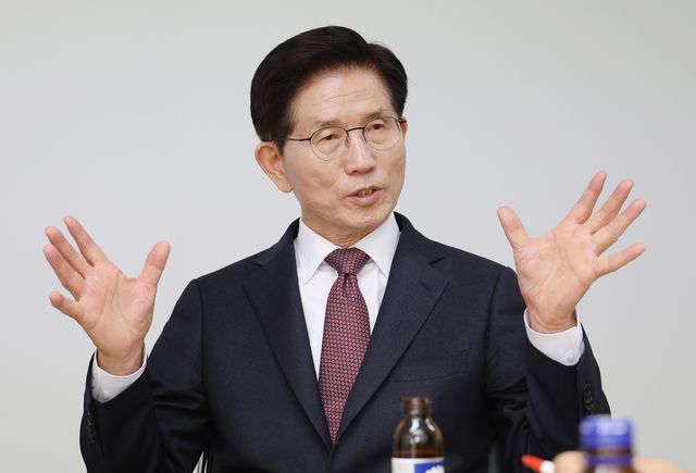 연합뉴스 취재진과 인터뷰하는 김문수 전 장관