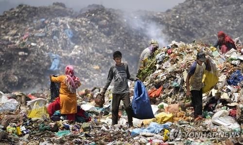 폐플라스틱 쌓여있는 인도 잠무 외곽 쓰레기 처리장