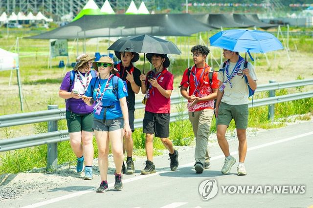 양산으로 더위 피하는 스카우트 대원들