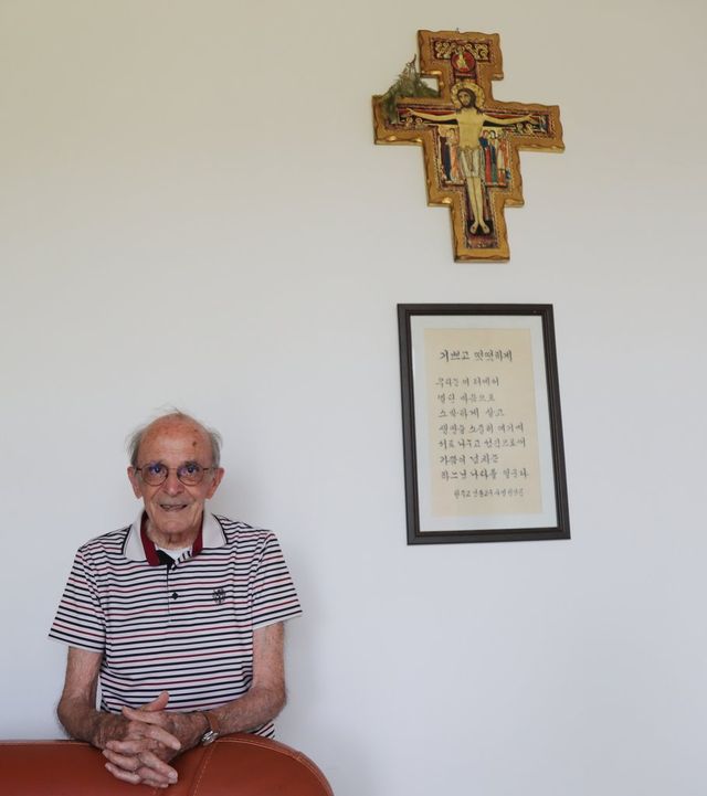 십자가와 두봉 주교