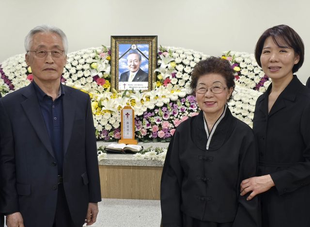 고(故) 김신조 목사 빈소에서 만난 우성제 씨와 유족들