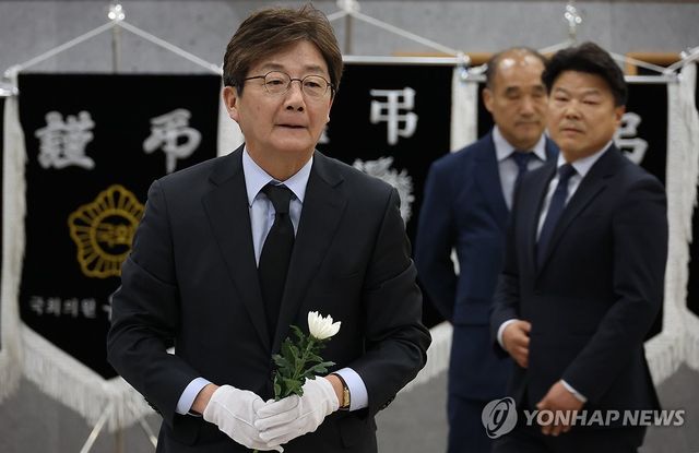 유승민 전 의원, 고 정궁호 기장 분향소 찾아 조문