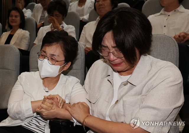 간호법 통과에 눈물