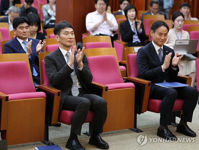 박수치는 이복현 금감원장