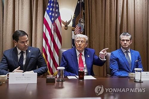 10일 각료회의 주재하는 트럼프 미 대통령