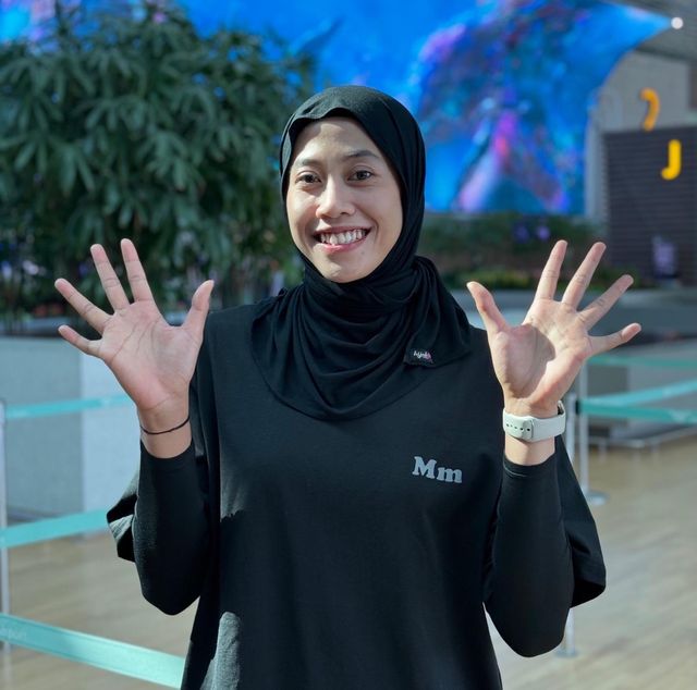 인천공항을 통해 출국하기 전 인사하는 메가