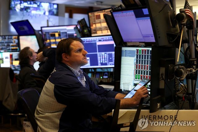 10일(현지시간) 심각한 표정의 뉴욕증권거래소 트레이더
