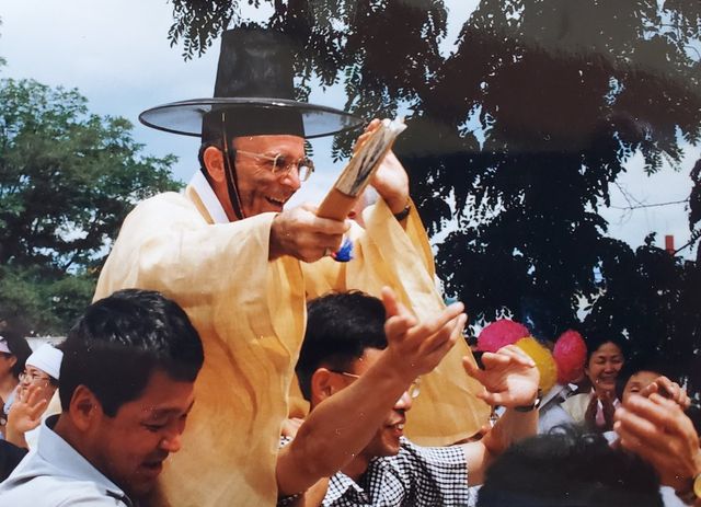 갓 쓰고 부채 든 두봉 주교