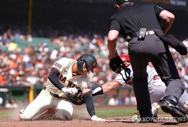 홈으로 파고드는 이정후