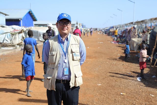 렌크 난민촌 둘러보는 최병헌 유엔세계식량계획(WFP) 남수단사무소 M&E 담당관