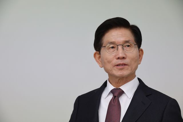 연합뉴스 취재진과 인터뷰하는 김문수 전 장관