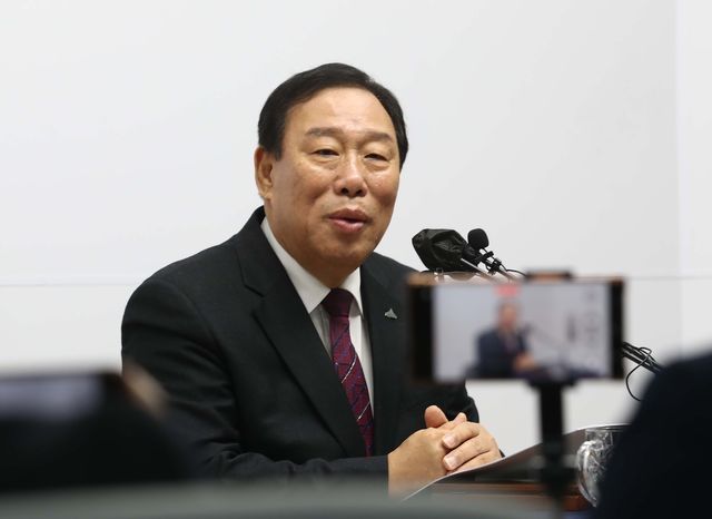 기자간담회하는 최민호 세종시장