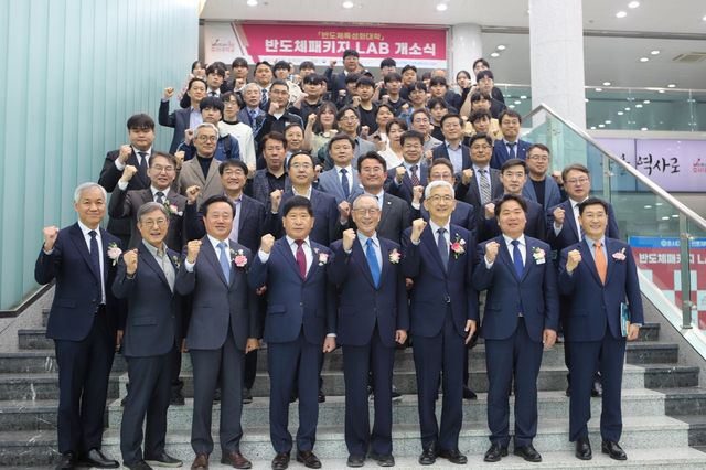 기념촬영하는 강일구 총장(맨 앞줄 왼쪽 5번째)과 오세현 아산시장(오른쪽 2번째)