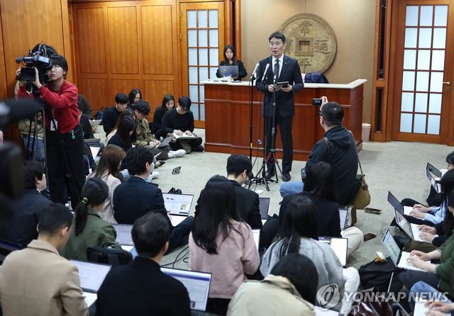 브리핑하는 이복현 금감원장